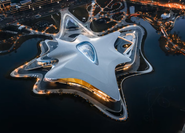 無限科幻大片！堅(jiān)朗晶泓LED光電玻璃，打造科幻大會(huì)場館玻璃立面