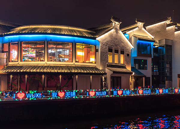 晶泓LED光電玻璃護(hù)欄屏融入靈秀江南，讓無錫古運(yùn)河充盈新活力，美醉了！
