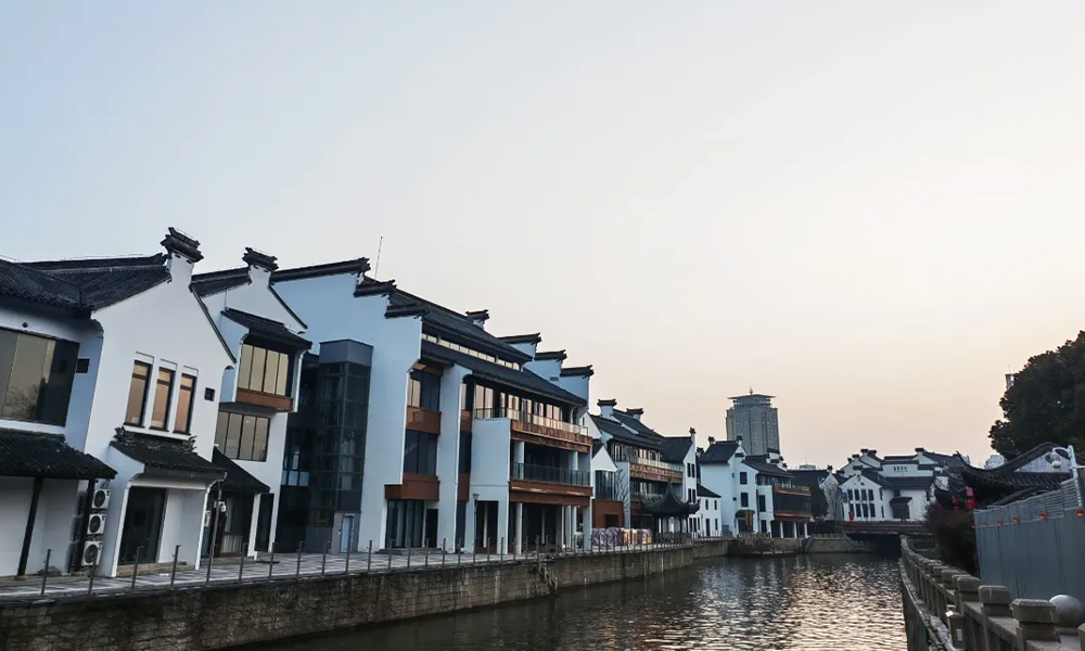 晶泓LED光電玻璃護(hù)欄屏NB系列-無錫淘沙巷安裝前.jpg 晶泓LED光電玻璃護(hù)欄屏NB系列-無錫淘沙巷安裝前.jpg