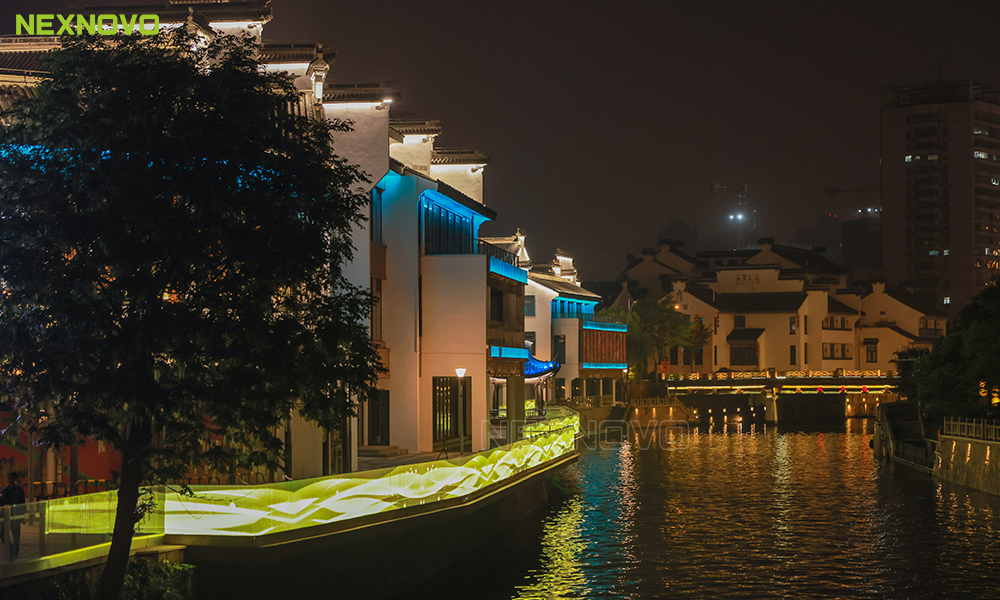 晶泓LED光電玻璃護(hù)欄屏NB系列-無錫淘沙巷夜景亮化效果.jpg 晶泓LED光電玻璃護(hù)欄屏NB系列-無錫淘沙巷夜景亮化效果.jpg