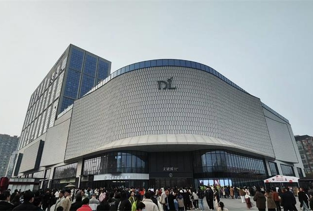 晶泓LED光電玻璃助力許昌胖東來天使城打造”氛圍經(jīng)濟(jì)“