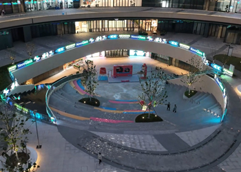 晶泓LED光電玻璃魔法秀  點(diǎn)亮德清銀泰城下沉廣場(chǎng)