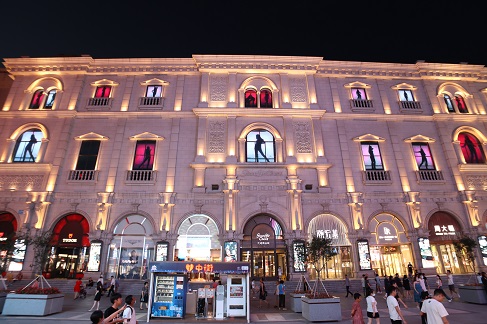 晶泓LED透明屏點(diǎn)亮沈陽中街商業(yè)城