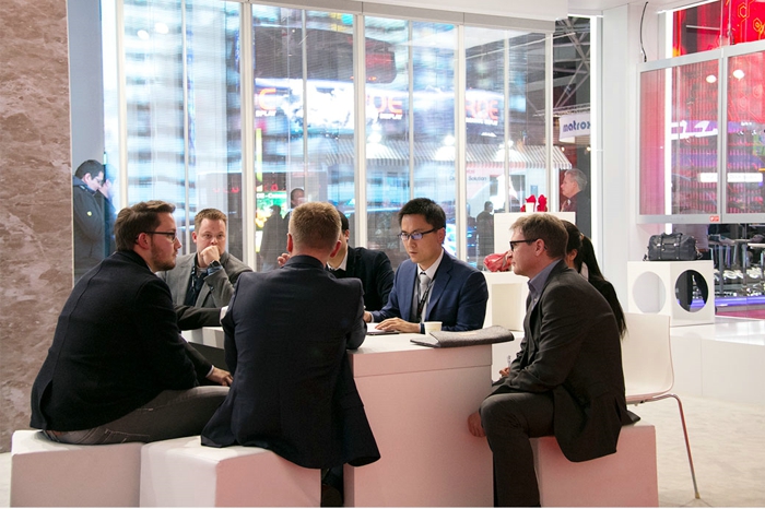 zhanhui-cn-weixin_12.jpg 晶泓科技透明LED顯示屏2017ISE贏頭彩(圖5)