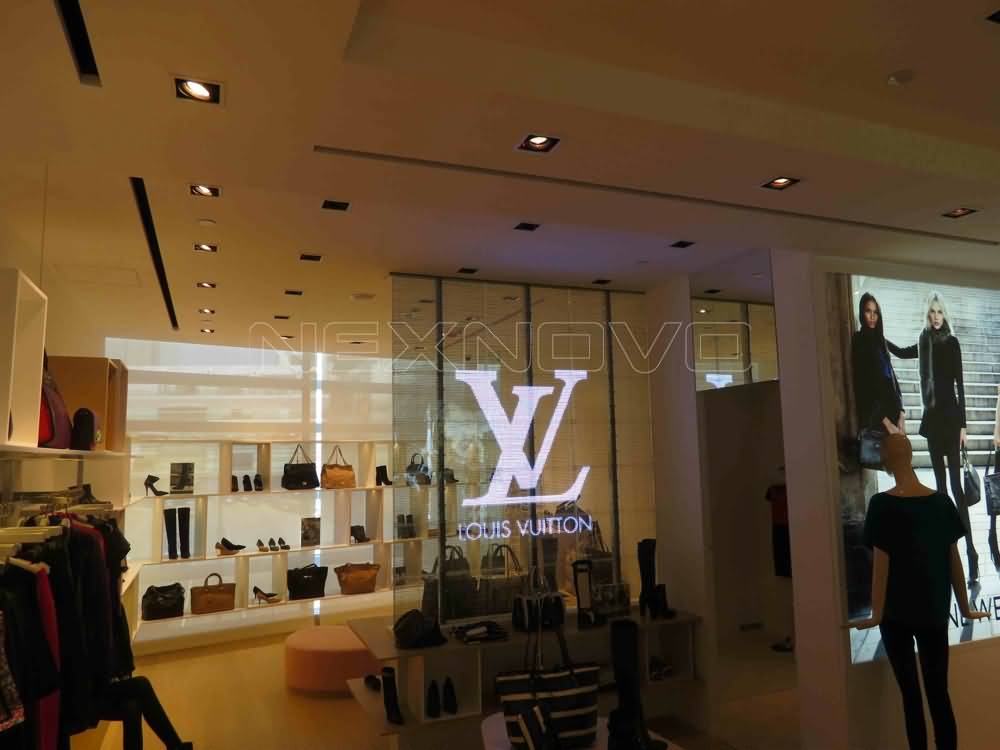 NINE WEST 6.jpg 香港中環(huán)金融中心IFC商場(chǎng)透明LED櫥窗屏項(xiàng)目(圖3)