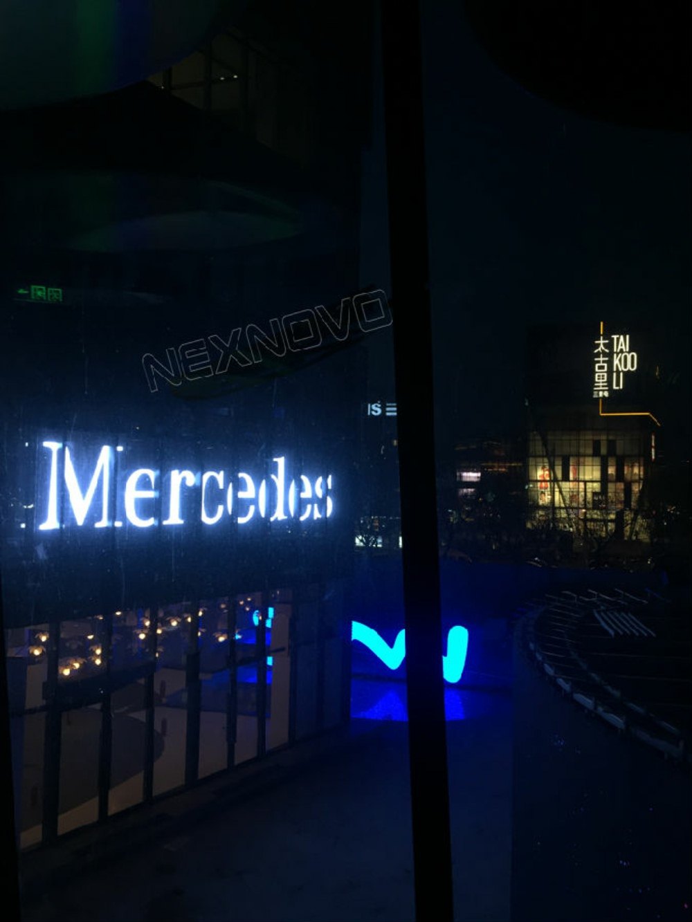 北京奔馳三里屯透明LED屏項目(圖1)