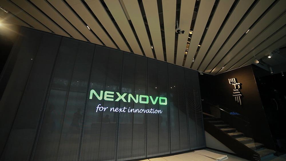 梅賽德斯奔馳me體驗店再一次攜手晶泓科技LED透明屏(圖1)