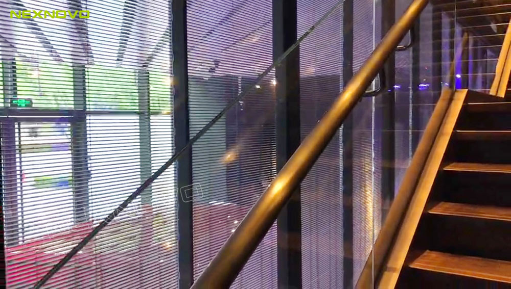 梅賽德斯奔馳me體驗店再一次攜手晶泓科技LED透明屏(圖2)