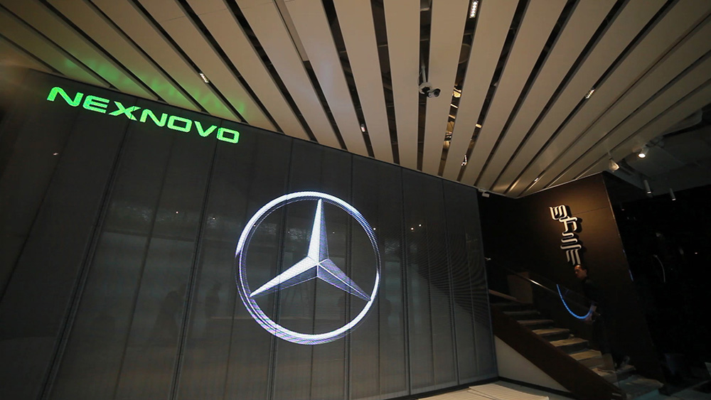 梅賽德斯奔馳me體驗店再一次攜手晶泓科技LED透明屏(圖3)