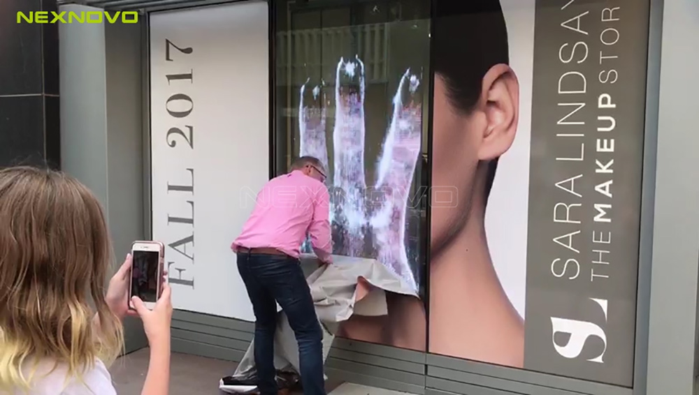 加拿大SARA化妝品店透明LED顯示屏項目(圖1)