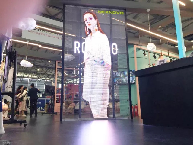 晶泓科技透明LED顯示屏爭(zhēng)艷C-star 2018上海國(guó)際零售展，取得理想效果完美落幕(圖6)