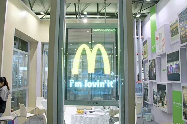 晶泓科技透明LED顯示屏爭(zhēng)艷C-star 2018上海國(guó)際零售展，取得理想效果完美落幕(圖10)