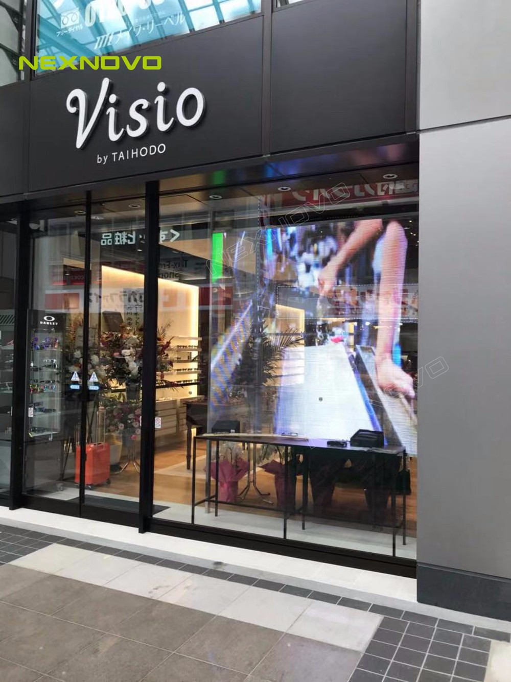 日本九州百年眼鏡老店透明LED顯示屏項(xiàng)目(圖1)