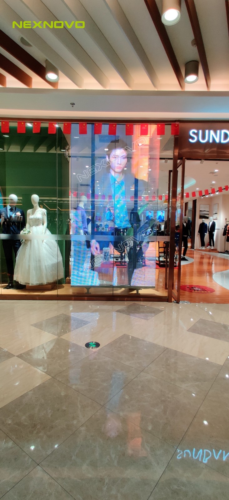 圣得西服裝連鎖店透明LED顯示屏項(xiàng)目(圖1)