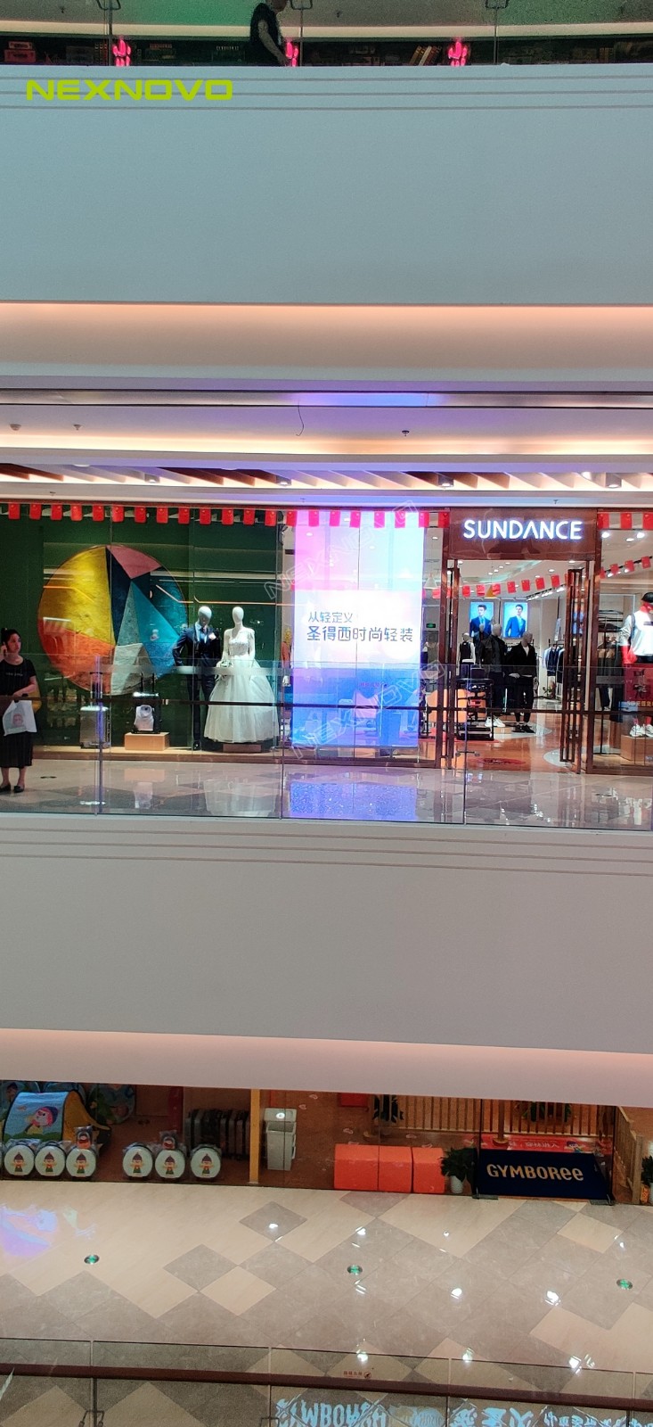 圣得西服裝連鎖店透明LED顯示屏項(xiàng)目(圖2)