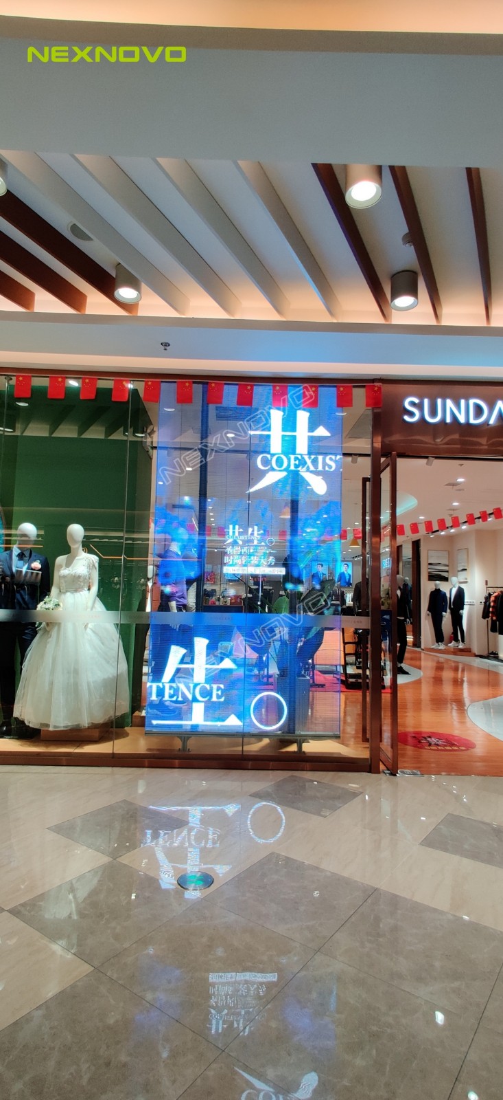 圣得西服裝連鎖店透明LED顯示屏項(xiàng)目(圖3)