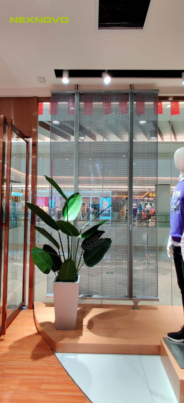 圣得西服裝連鎖店透明LED顯示屏項(xiàng)目(圖4)