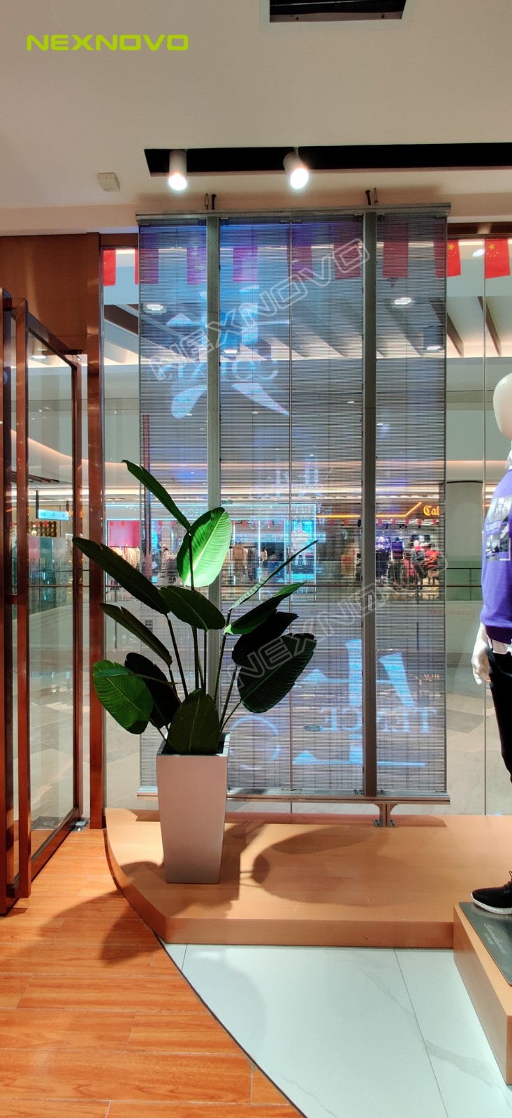 圣得西服裝連鎖店透明LED顯示屏項(xiàng)目(圖5)