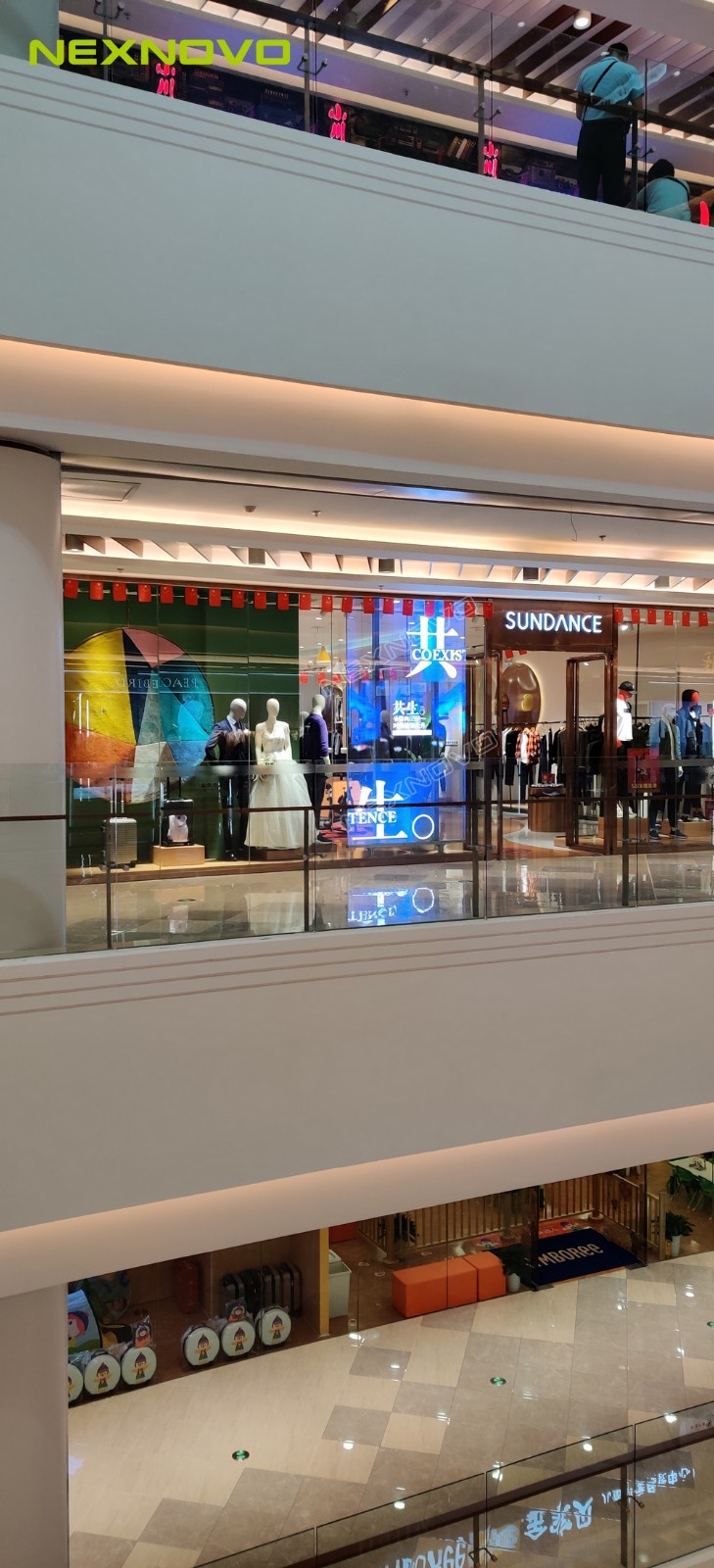 圣得西服裝連鎖店透明LED顯示屏項(xiàng)目(圖7)