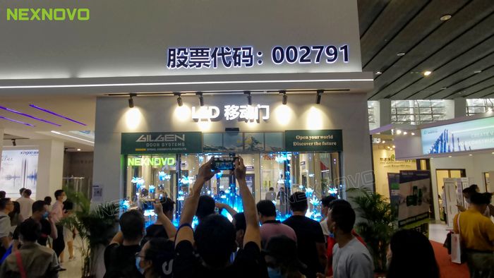 晶泓LED光電玻璃屏，建博會大放異彩，燃爆展會現(xiàn)場！(圖3)