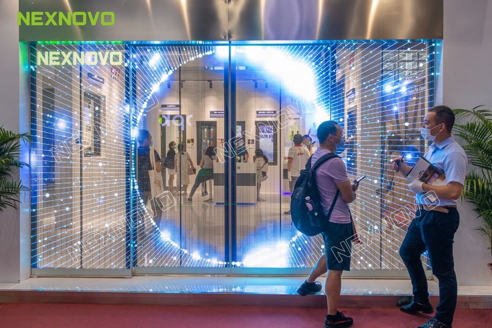 晶泓NS系列LED玻璃移動(dòng)門燃爆中國(guó)建博會(huì)現(xiàn)場(chǎng)(圖1)
