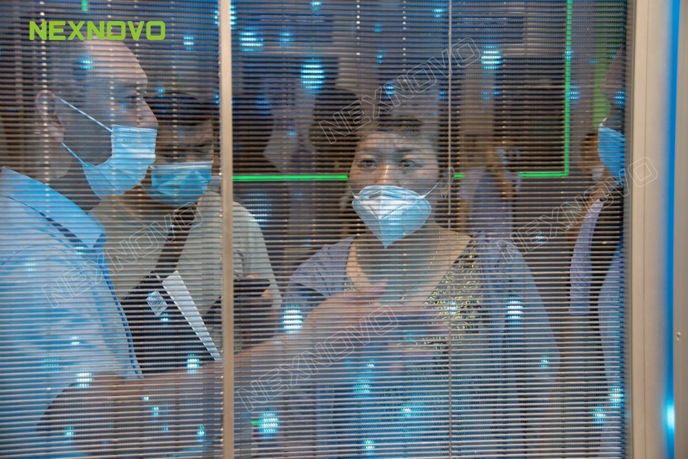 晶泓NS系列LED玻璃移動(dòng)門燃爆中國(guó)建博會(huì)現(xiàn)場(chǎng)(圖3)