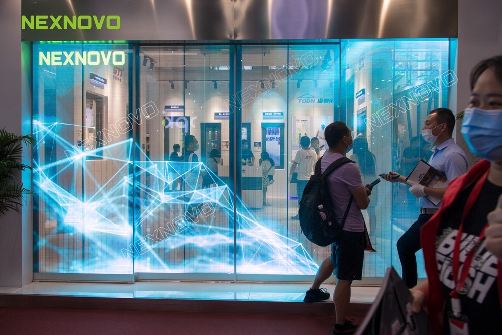 晶泓NS系列LED玻璃移動(dòng)門燃爆中國(guó)建博會(huì)現(xiàn)場(chǎng)(圖2)