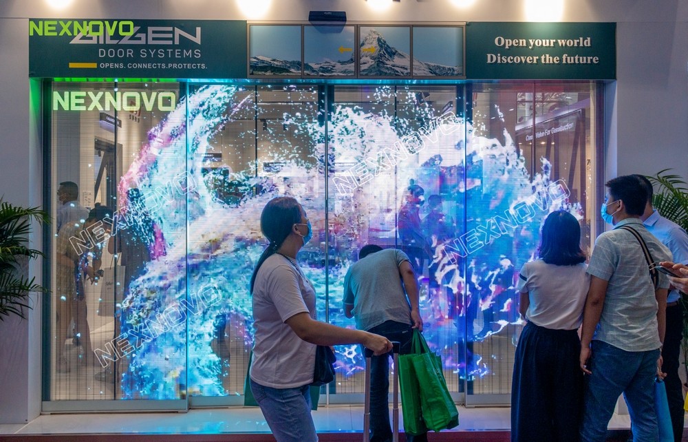 晶泓NS系列LED玻璃移動(dòng)門燃爆中國(guó)建博會(huì)現(xiàn)場(chǎng)(圖5)