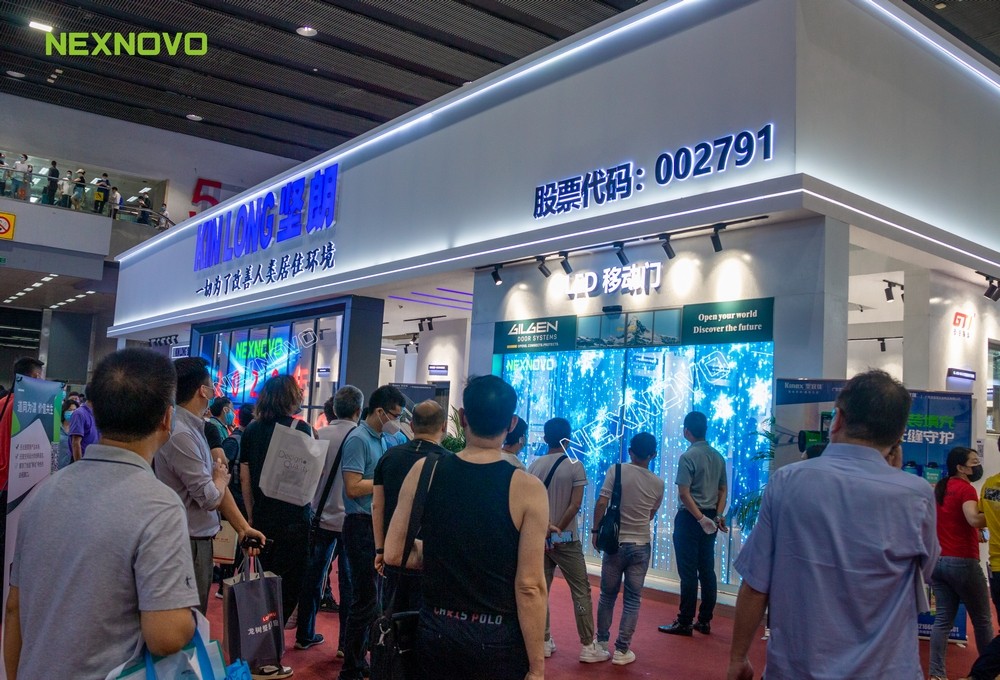 晶泓NS系列LED玻璃移動(dòng)門燃爆中國(guó)建博會(huì)現(xiàn)場(chǎng)(圖6)