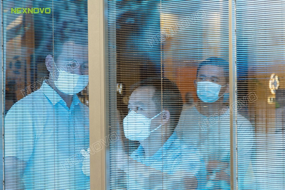 晶泓NS系列LED玻璃移動(dòng)門燃爆中國(guó)建博會(huì)現(xiàn)場(chǎng)(圖8)