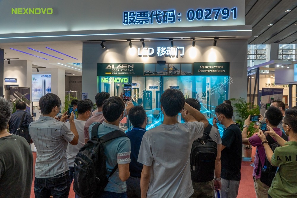 晶泓NS系列LED玻璃移動(dòng)門燃爆中國(guó)建博會(huì)現(xiàn)場(chǎng)(圖10)