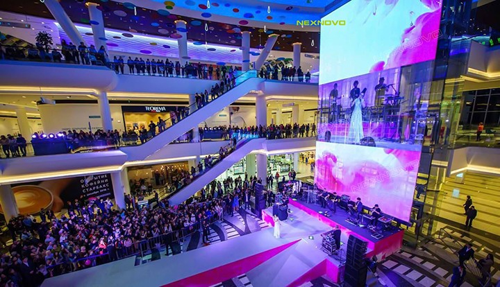 俄羅斯商場電梯透明LED顯示屏(圖3)