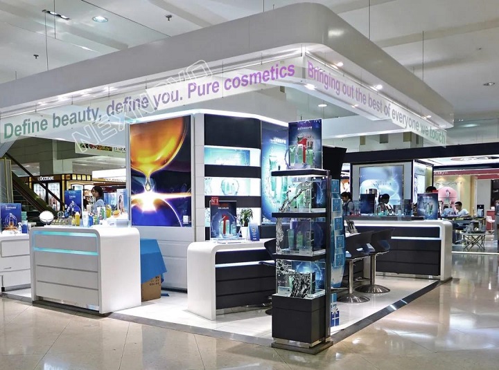 6美妝門(mén)牌應(yīng)用效果.jpg 晶泓再獲IF設(shè)計(jì)大獎(jiǎng)|透明光電玻璃導(dǎo)視屏(圖6)