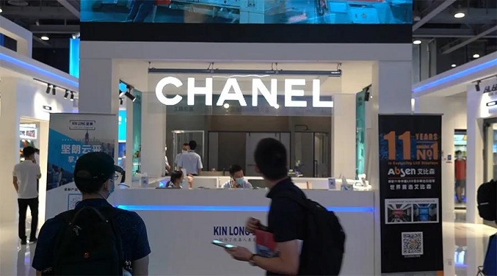 10品牌logo應(yīng)用效果.jpg 晶泓再獲IF設(shè)計(jì)大獎(jiǎng)|透明光電玻璃導(dǎo)視屏(圖10)